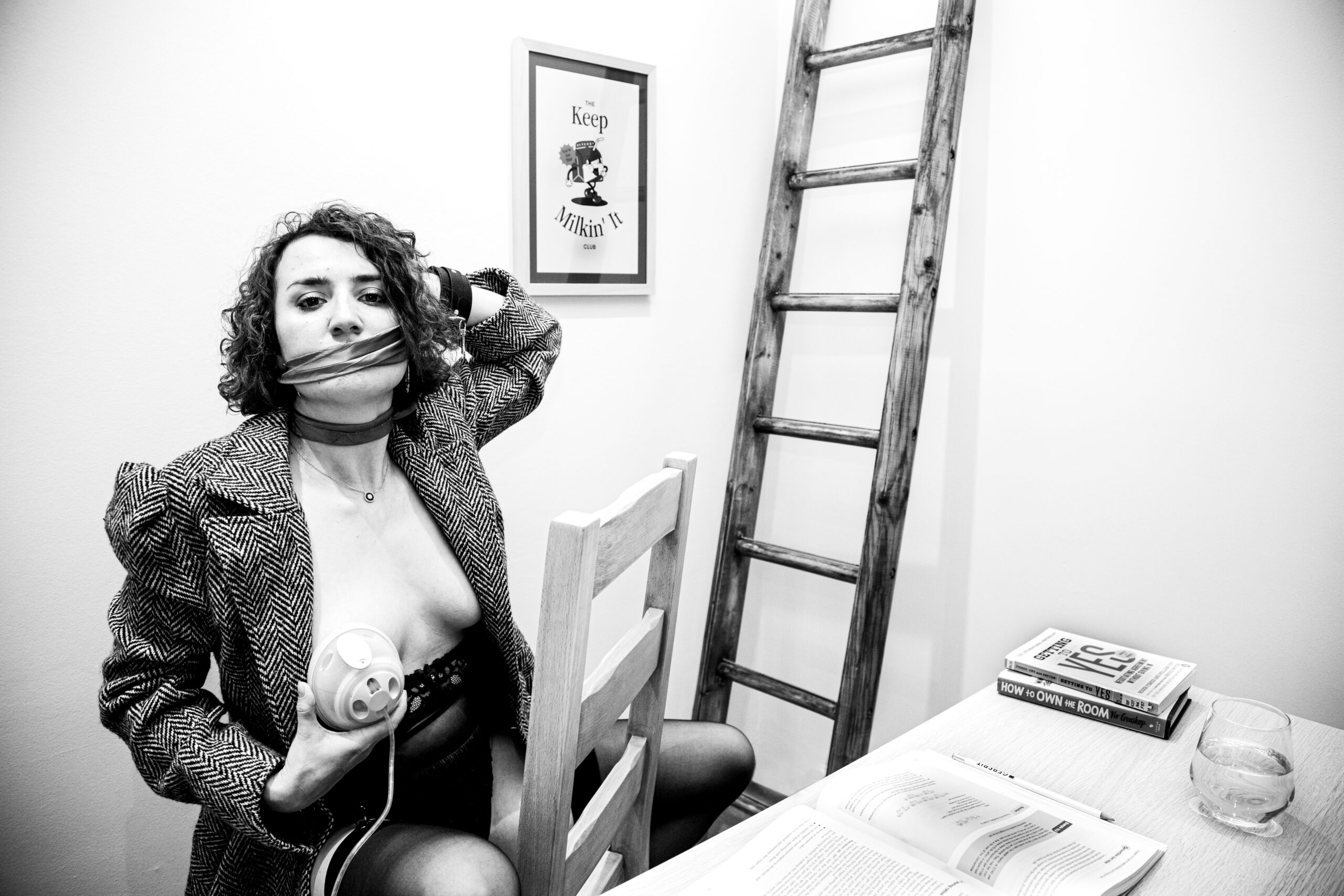 woman expressing breastmilk in the workplace